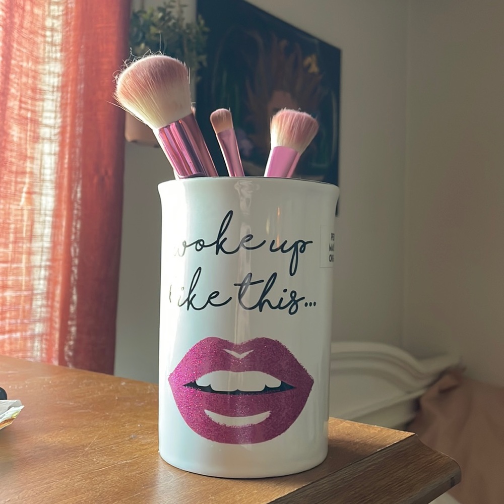 Makeup brush cup